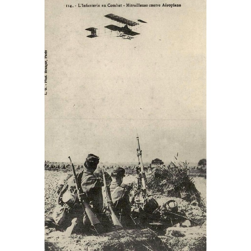 Reproduction de carte postale ancienne L'infanterie au combat mitrailleuse contre aéroplane Collection Cartes d'Autrefois