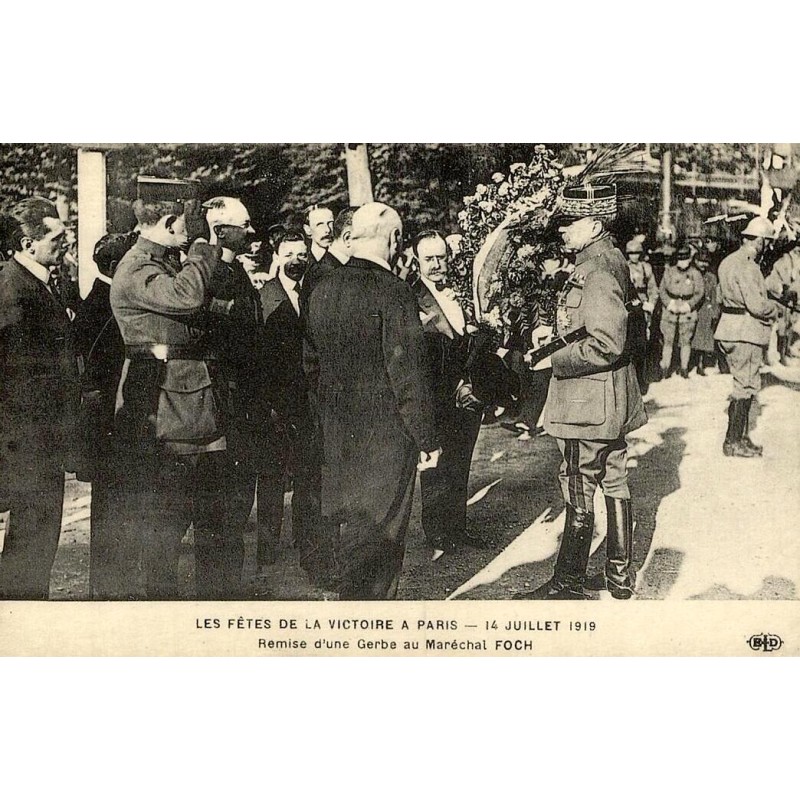 Reproduction de CPA Paris Fêtes de la Victoire 14 juillet 1919 remise de gerbe au maréchal Foch Collection Cartes d'Autrefois