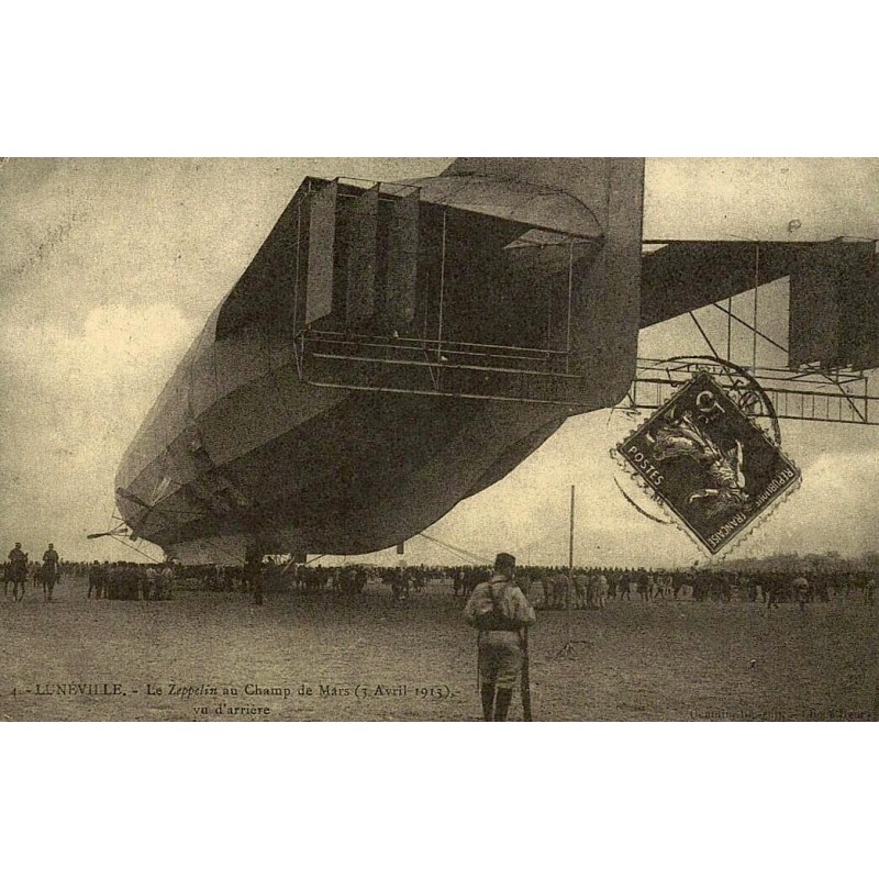 Reproduction de carte postale ancienne Lunéville Zeppelin au Champ de Mars vu d'arrière Collection Cartes d'Autrefois