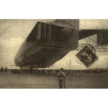 Reproduction de carte postale ancienne Lunéville Zeppelin au Champ de Mars vu d'arrière Collection Cartes d'Autrefois