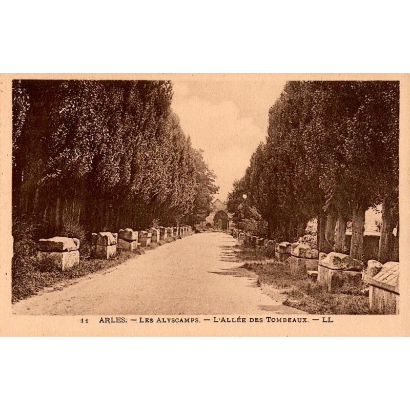 Carte postale ancienne Arles – Les Alyscamps, Allée des Tombeaux