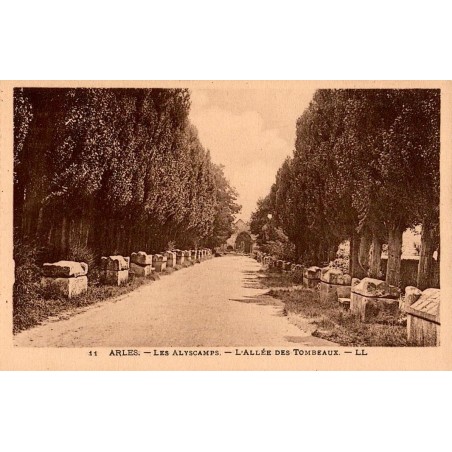 Carte postale ancienne Arles – Les Alyscamps, Allée des Tombeaux