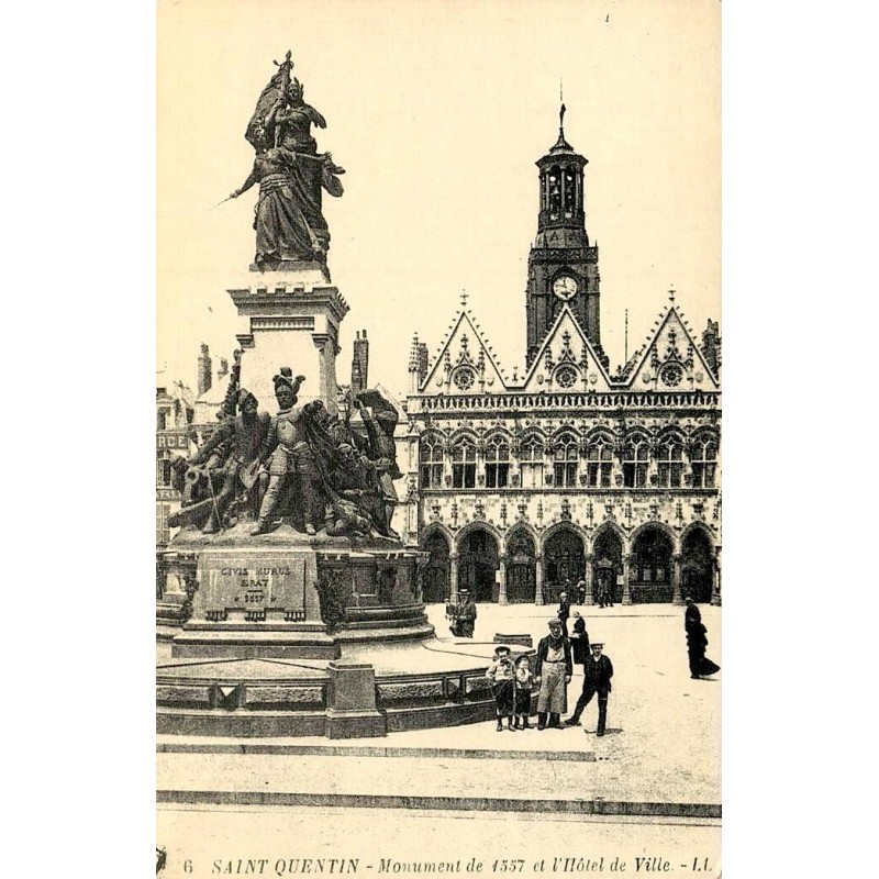Reproduction de carte postale ancienne Saint-Quentin Monument de 1557 et Hôtel de Ville Collection Cartes d'Autrefois Aisne