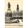 Reproduction de carte postale ancienne Saint-Quentin Monument de 1557 et Hôtel de Ville Collection Cartes d'Autrefois Aisne