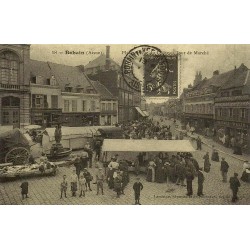 Reproduction de carte postale ancienne Bohain Place du Château jour de marché Collection Cartes d'Autrefois Aisne
