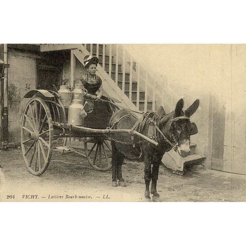 Reproduction de carte postale ancienne Vichy Laitière Bourbonnaise Collection Cartes d'Autrefois Allier