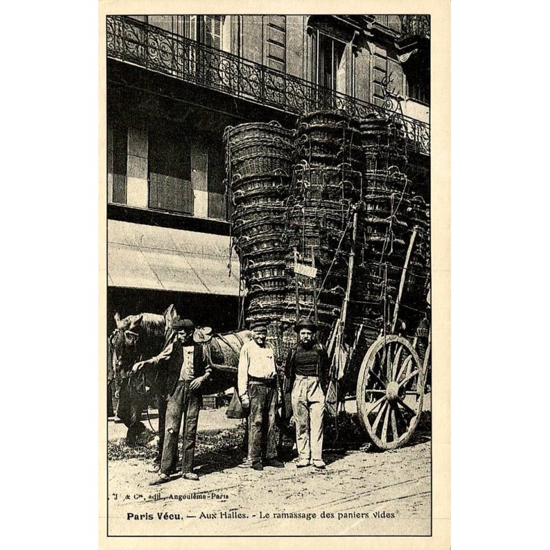 Reproduction de carte postale ancienne Paris Vécu aux Halles ramassage des paniers vides Collection Cartes d'Autrefois
