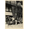 Reproduction de carte postale ancienne Paris Vécu aux Halles ramassage des paniers vides Collection Cartes d'Autrefois