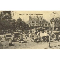 Reproduction de carte postale ancienne Cambrai Place au Bois Marché du 24 Collection Cartes d'Autrefois Nord