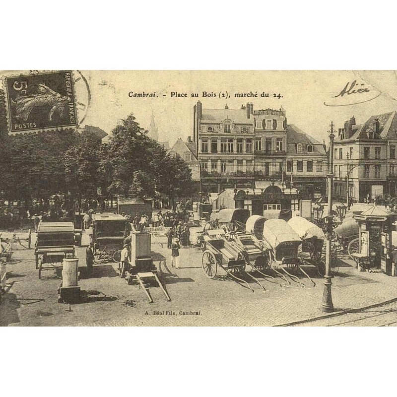 Reproduction de carte postale ancienne Cambrai Place au Bois Marché du 24 Collection Cartes d'Autrefois Nord