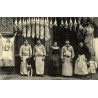 Reproduction de carte postale ancienne Paris Une Famille de Bouchers Collection Cartes d'Autrefois