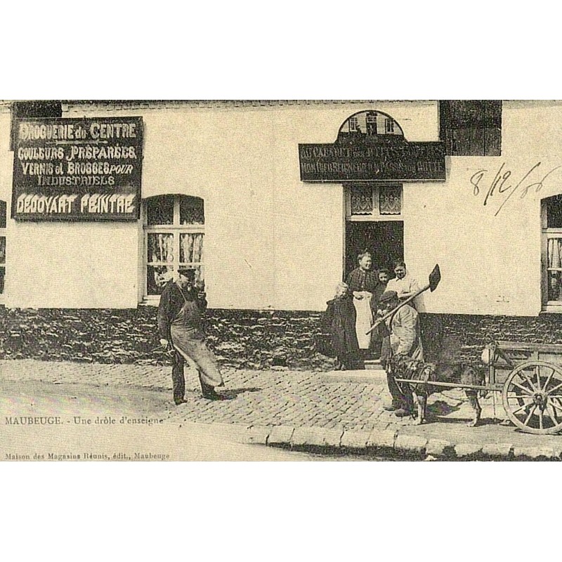 Reproduction de carte postale ancienne Maubeuge Une drôle d'enseigne voiture à chien Collection Cartes d'Autrefois Nord