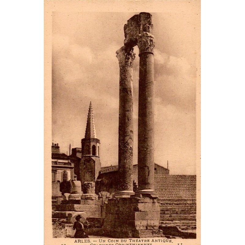 Carte postale ancienne Arles – Théâtre Antique, colonnes corinthiennes