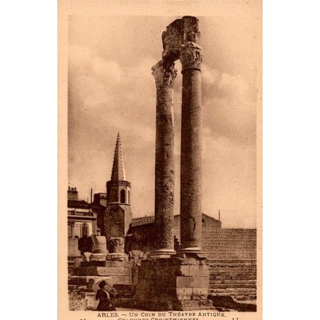 Carte postale ancienne Arles – Théâtre Antique, colonnes corinthiennes