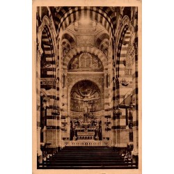 Intérieur ancien de la basilique Notre-Dame de la Garde à Marseille avec architecture religieuse