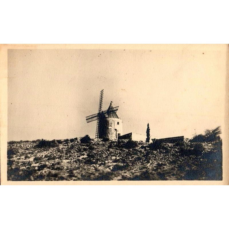 Carte postale ancienne du moulin d’Alphonse Daudet à Fontvieille en Provence