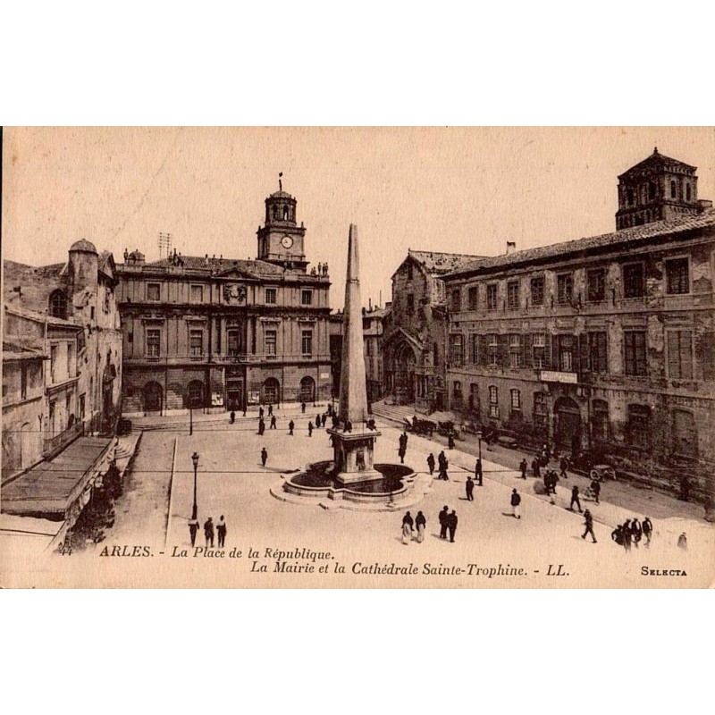 Carte postale ancienne de la Place de la République à Arles avec mairie et cathédrale Sainte-Trophime