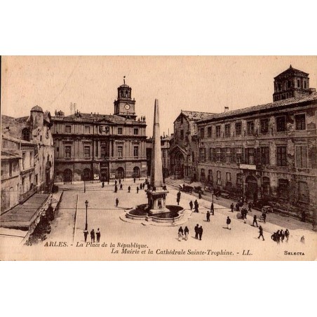 Carte postale ancienne de la Place de la République à Arles avec mairie et cathédrale Sainte-Trophime