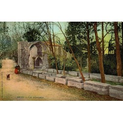 Carte postale ancienne des Alycamps, nécropole romaine d’Arles, allée de sarcophages