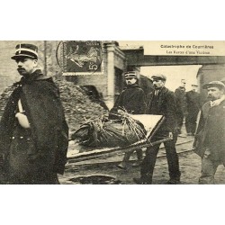Courrières catastrophe minière restes d une victime reproduction carte ancienne Collection Cartes d'Autrefois
