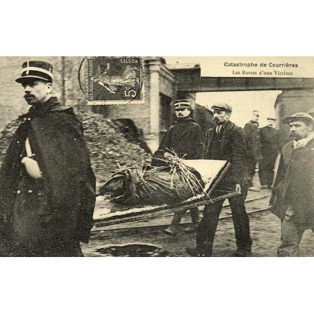 Courrières catastrophe minière restes d une victime reproduction carte ancienne Collection Cartes d'Autrefois