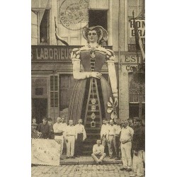 Douai Mme Gayant reproduction de carte postale ancienne Collection Cartes d'Autrefois
