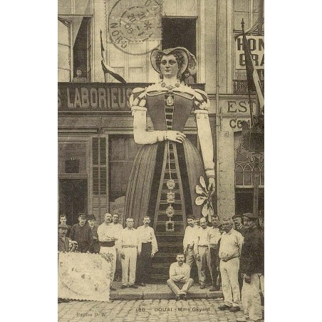 Douai Mme Gayant reproduction de carte postale ancienne Collection Cartes d'Autrefois