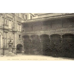132 - TOULOUSE - Cour de l'Hôtel d'Assézat - Le Balcon