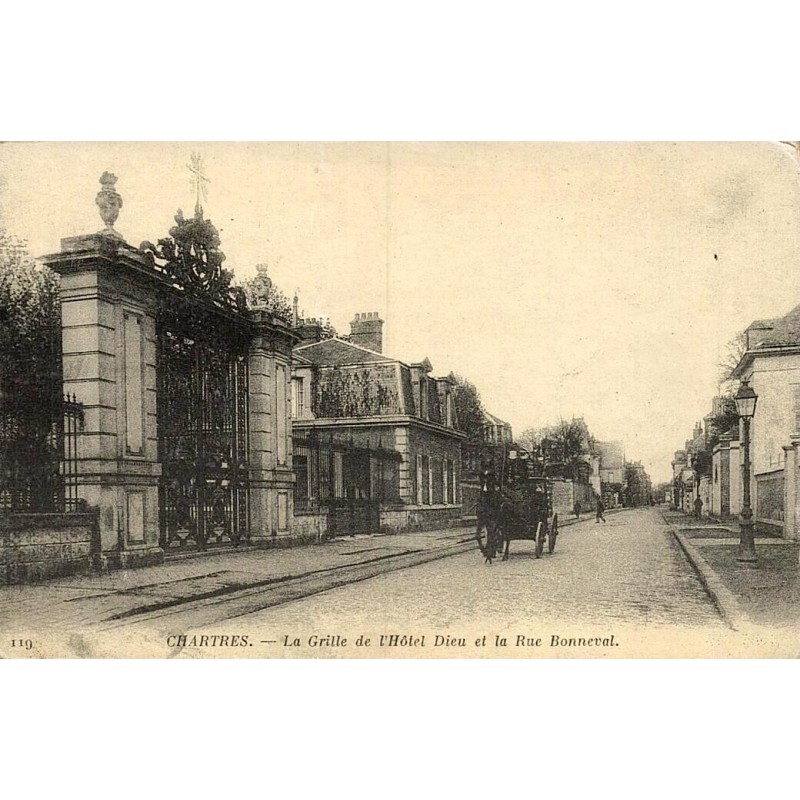 Chartres la grille de l’Hôtel-Dieu et la rue Bonneval reproduction de carte postale ancienne Collection Cartes d'Autrefois