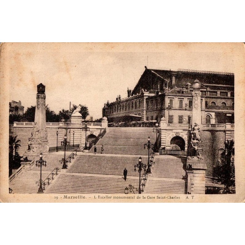 Carte postale ancienne de l’escalier monumental de la gare Saint-Charles à Marseille