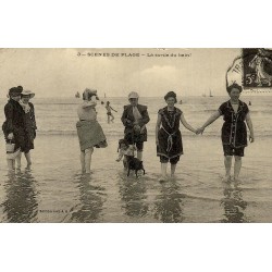 Scènes de plages la sortie du bain reproduction de carte postale ancienne Collection Cartes d'Autrefois