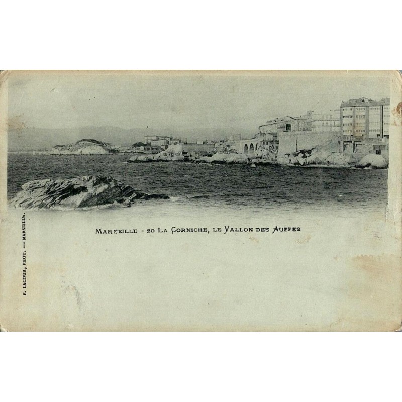 Carte postale ancienne La Corniche et le Vallon des Auffes à Marseille en bord de mer