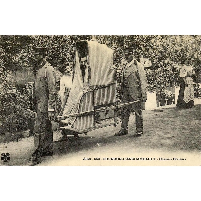Bourbon-l’Archambault chaise à porteurs reproduction de carte postale ancienne Collection Cartes d'Autrefois