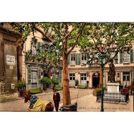 Carte postale ancienne Place du Forum Arles avec statue de Frédéric Mistral