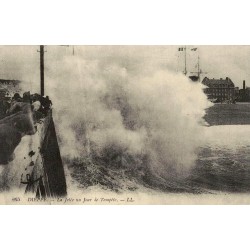 Dieppe la jetée un jour de tempête reproduction de carte postale ancienne Collection Cartes d'Autrefois