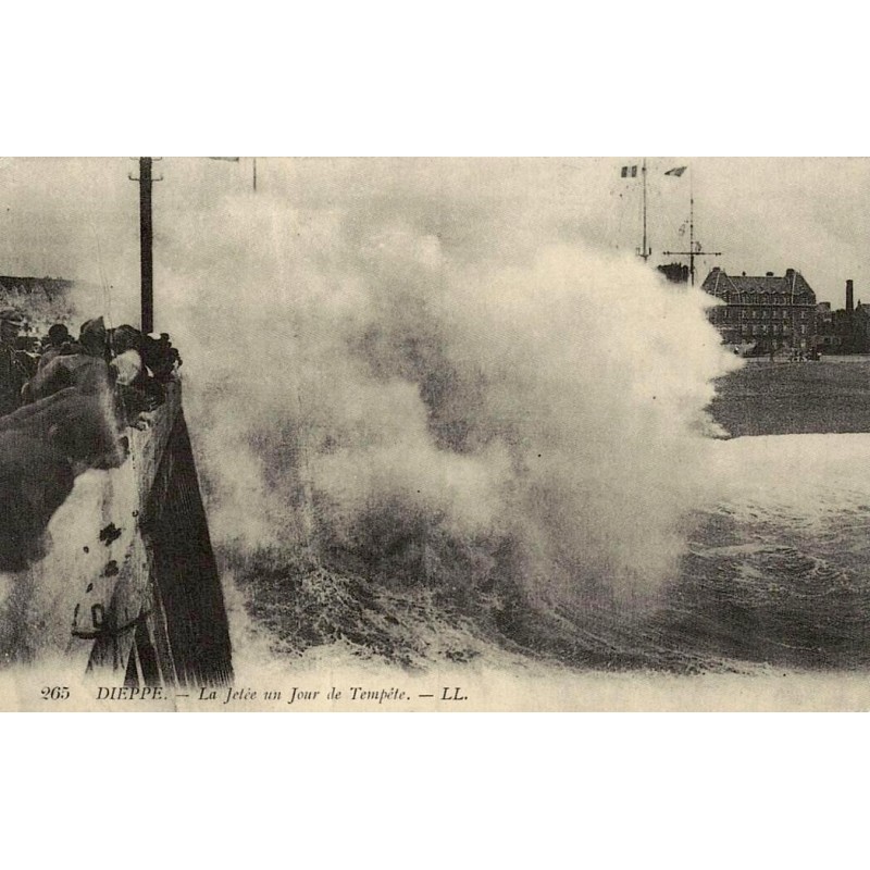 Dieppe la jetée un jour de tempête reproduction de carte postale ancienne Collection Cartes d'Autrefois