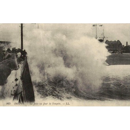 Dieppe la jetée un jour de tempête reproduction de carte postale ancienne Collection Cartes d'Autrefois
