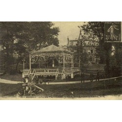 Reproduction de carte ancienne Roubaix square Pierre Catteau kiosque et palais de justice Collection Cartes d'Autrefois