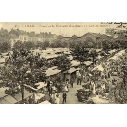 Reproduction de carte ancienne Lille place de la Nouvelle Aventure un jour de marché Collection Cartes d'Autrefois