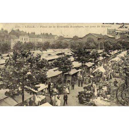 Reproduction de carte ancienne Lille place de la Nouvelle Aventure un jour de marché Collection Cartes d'Autrefois