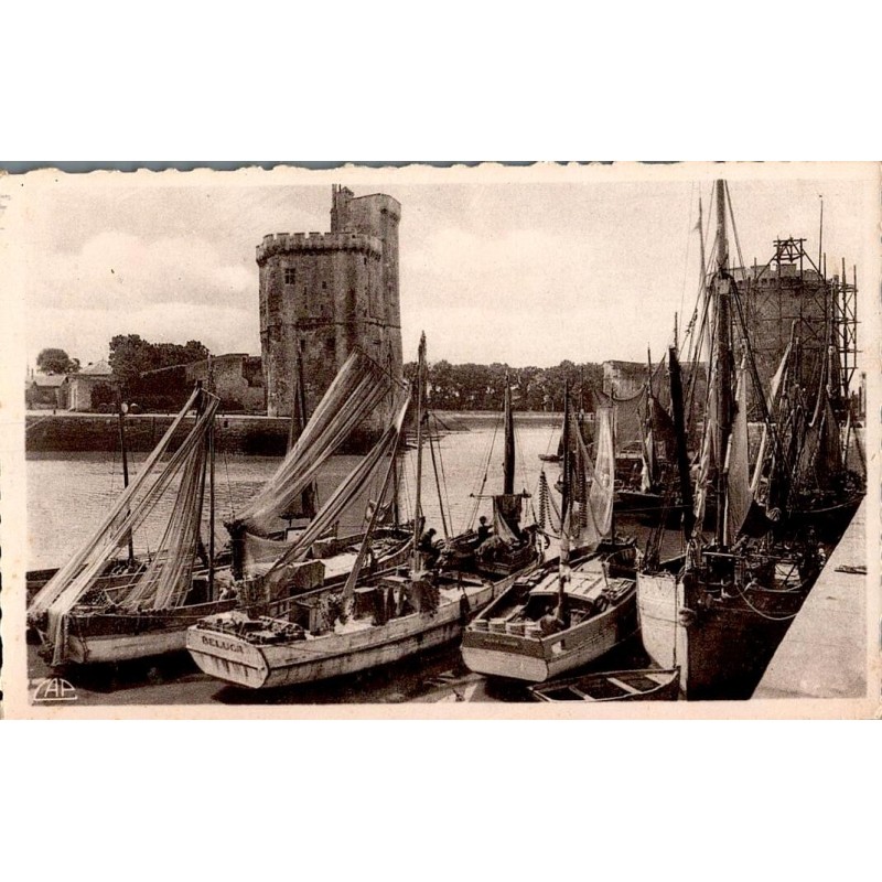 Carte postale ancienne de La Rochelle entrée du port et quais animés