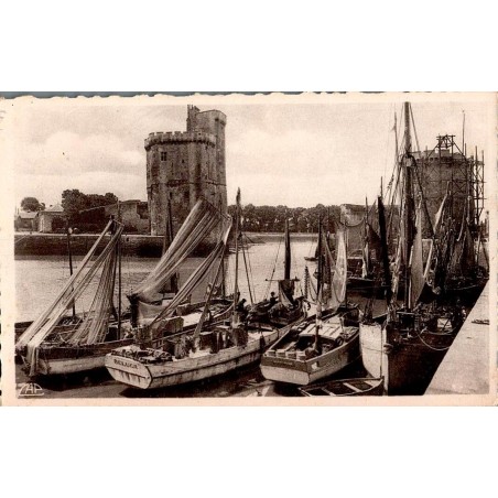 Carte postale ancienne de La Rochelle entrée du port et quais animés