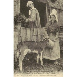 Reproduction de carte ancienne Types et Coutumes Anciennes Devant l’Étable Normandie Collection Cartes d'Autrefois