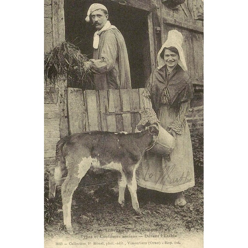 Reproduction de carte ancienne Types et Coutumes Anciennes Devant l’Étable Normandie Collection Cartes d'Autrefois