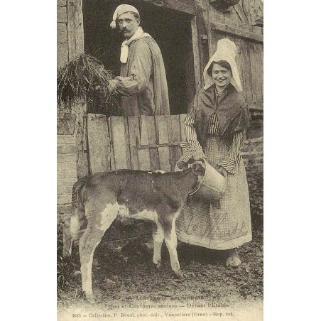Reproduction de carte ancienne Types et Coutumes Anciennes Devant l’Étable Normandie Collection Cartes d'Autrefois