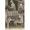 Reproduction de carte ancienne Types et Coutumes Anciennes Devant l’Étable Normandie Collection Cartes d'Autrefois