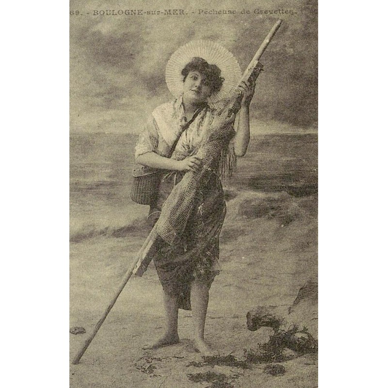 Reproduction de carte ancienne Boulogne-sur-Mer pêcheuse de crevettes Collection Cartes d'Autrefois