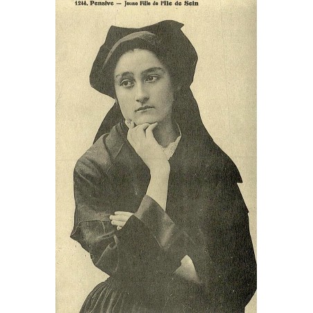Reproduction de carte ancienne Pensive Jeune Fille de l’Île de Sein Collection Cartes d'Autrefois