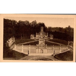 La Basilique de Lisieux - Le Chemin de croix extérieur - Vue générale, au fond le Cimetière