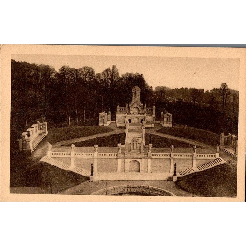 La Basilique de Lisieux - Le Chemin de croix extérieur - Vue générale, au fond le Cimetière